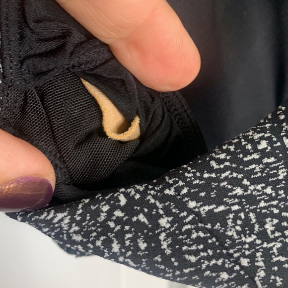 Athleta Ultimate Textured Sports Bra in Static Black /White W-874 Sz M - Picture 6 of 8